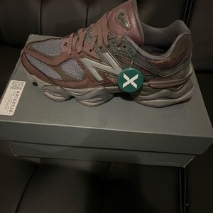 This pair is crafted from mesh panels and stands out thanks to the 'N' logo on